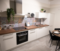 witte keuken met houten blad